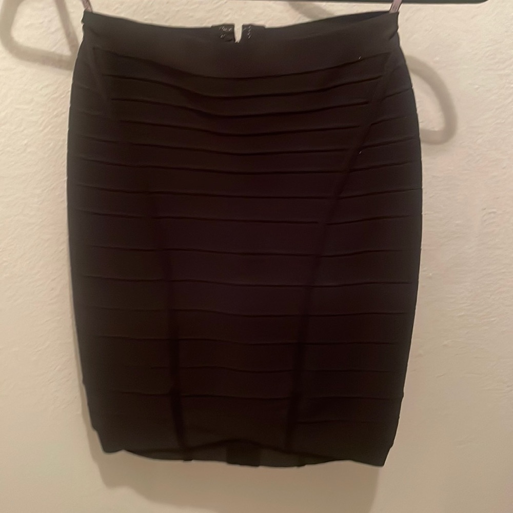 Herve Leger black mini skirt with v in front - Picture 5 of 9